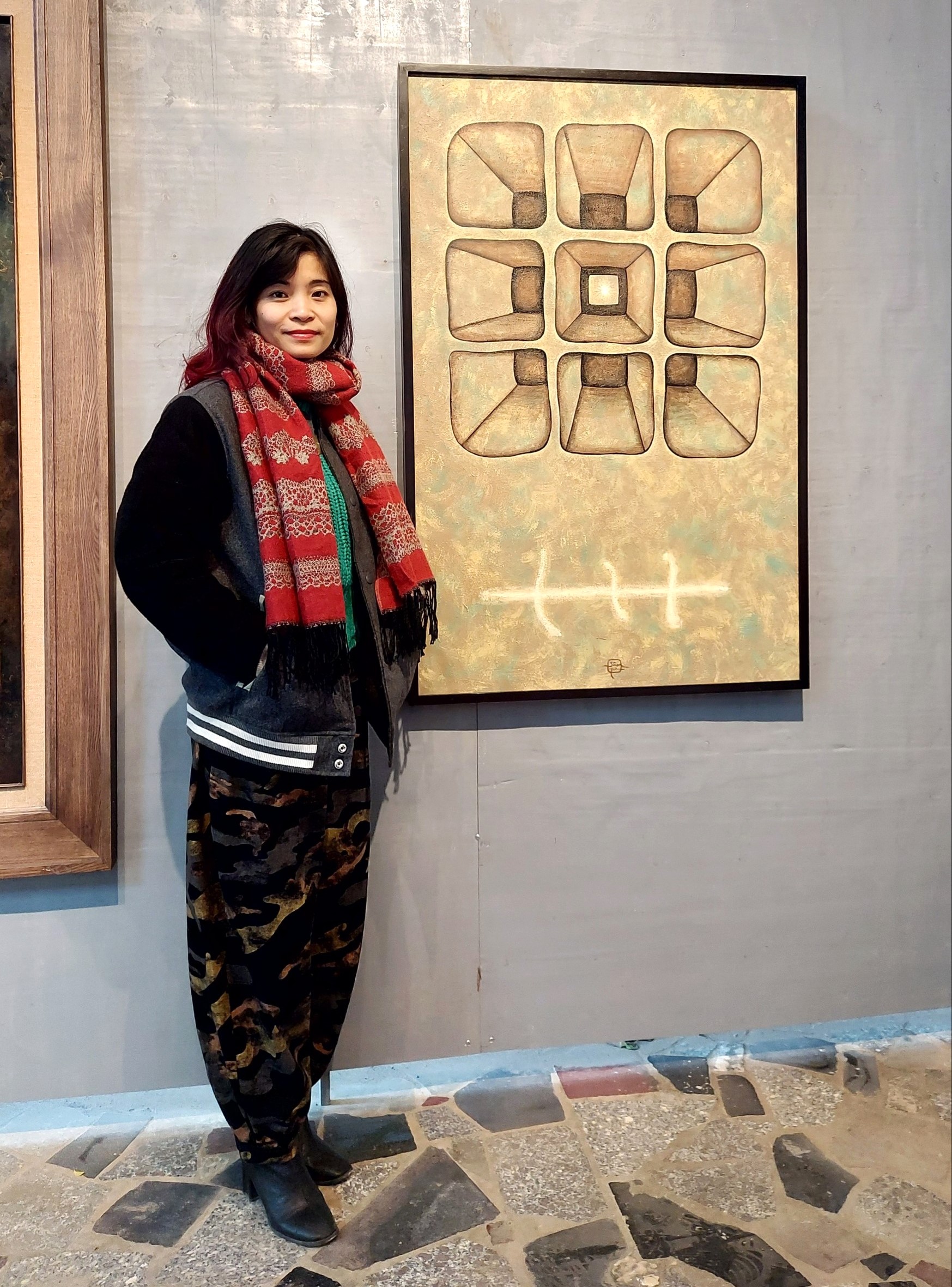 Sâm chụp cùng tác phẩm tại Triển lãm HỘI CHU 2023